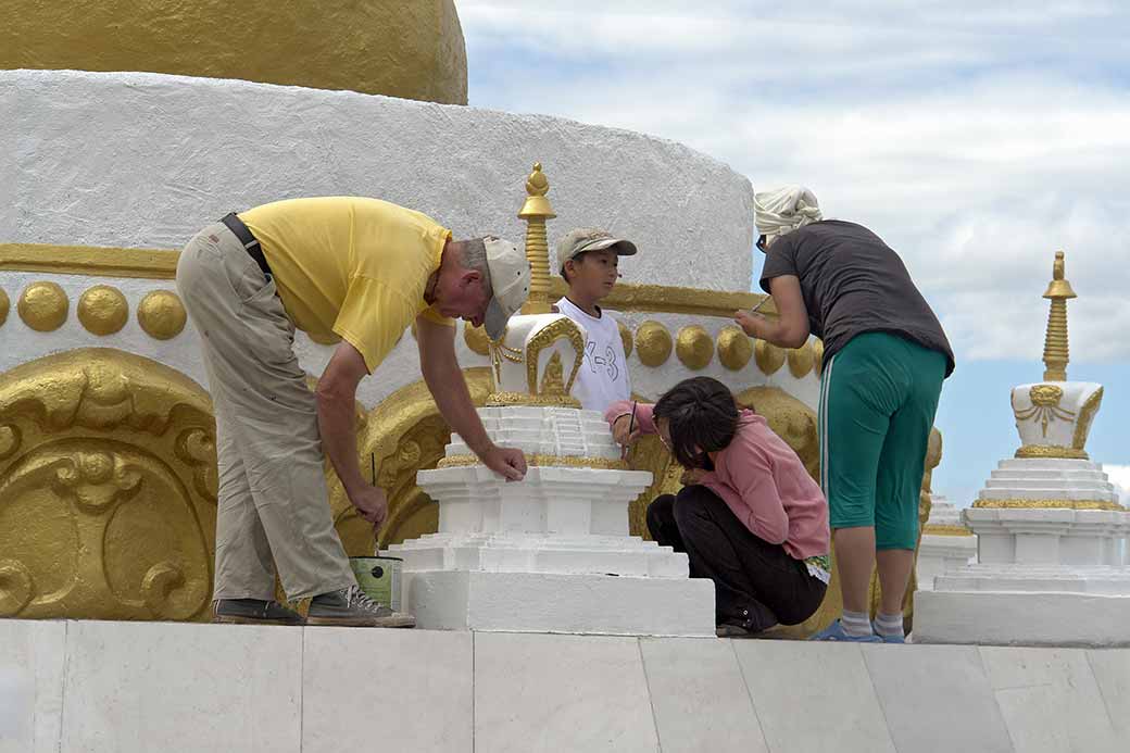 Painting the statue