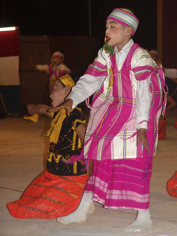 Karen child dancers