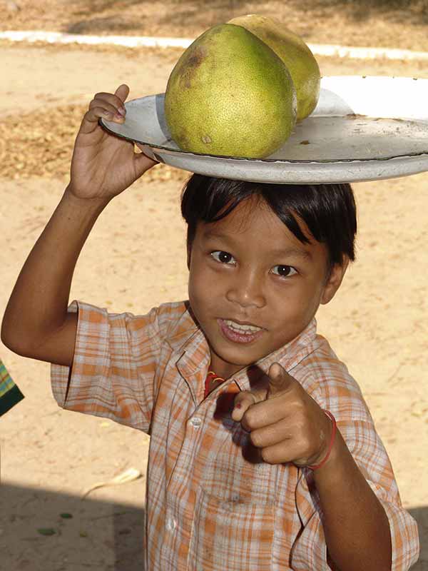 Selling pomelo fruit