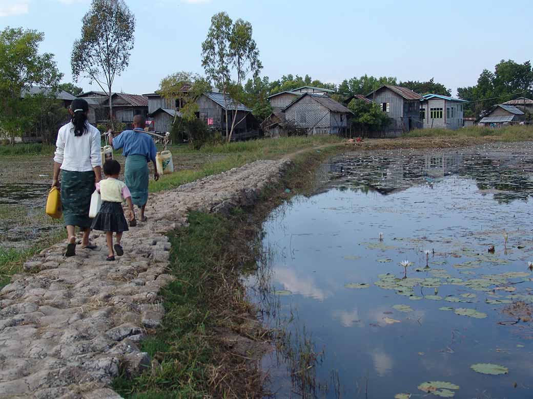 Walking to Ywa Thit