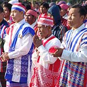 Karen men applauding