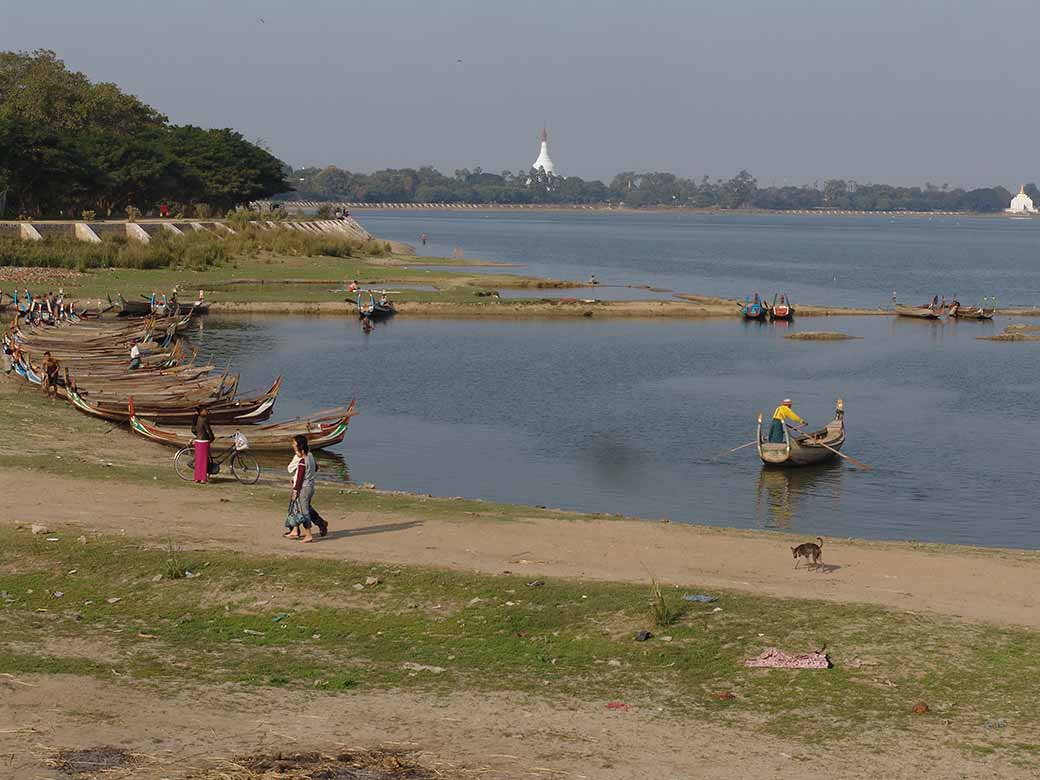 Taungthaman Lake