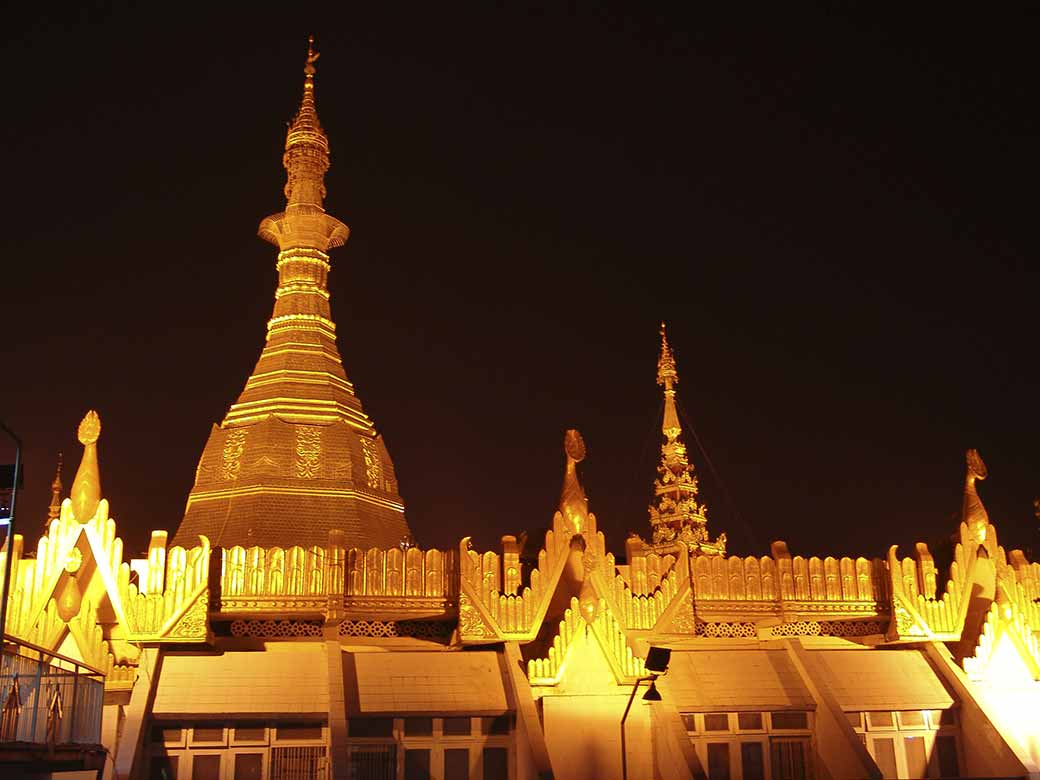 Sule Paya by night