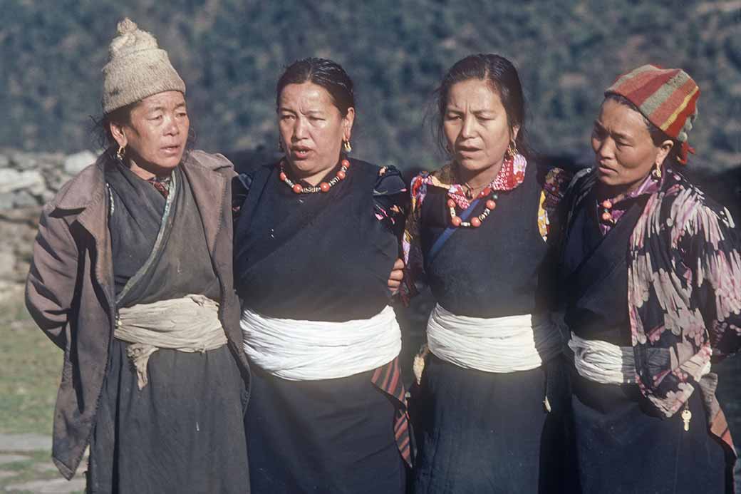 Women dance, Bumbu ceremony