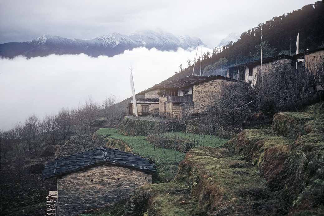 Houses and clouds, Sermathang