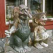 Two trolls, Bryggen