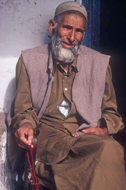 Man with a tasbih, Dir