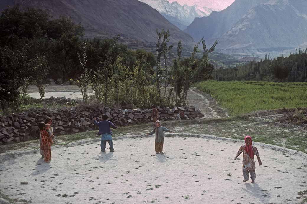 Children playing, Altit