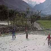 Children playing, Altit