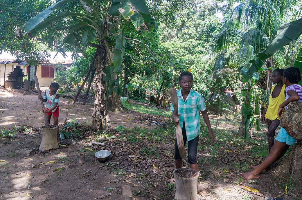 Pounding cassava, Gunsi