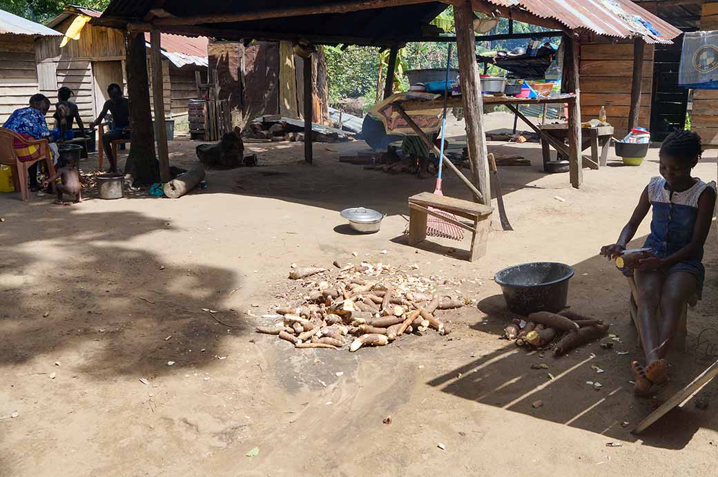 Scraping manioc, Malinka