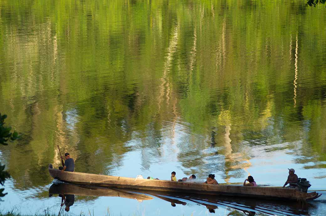 Canoe with a family, Palumeu