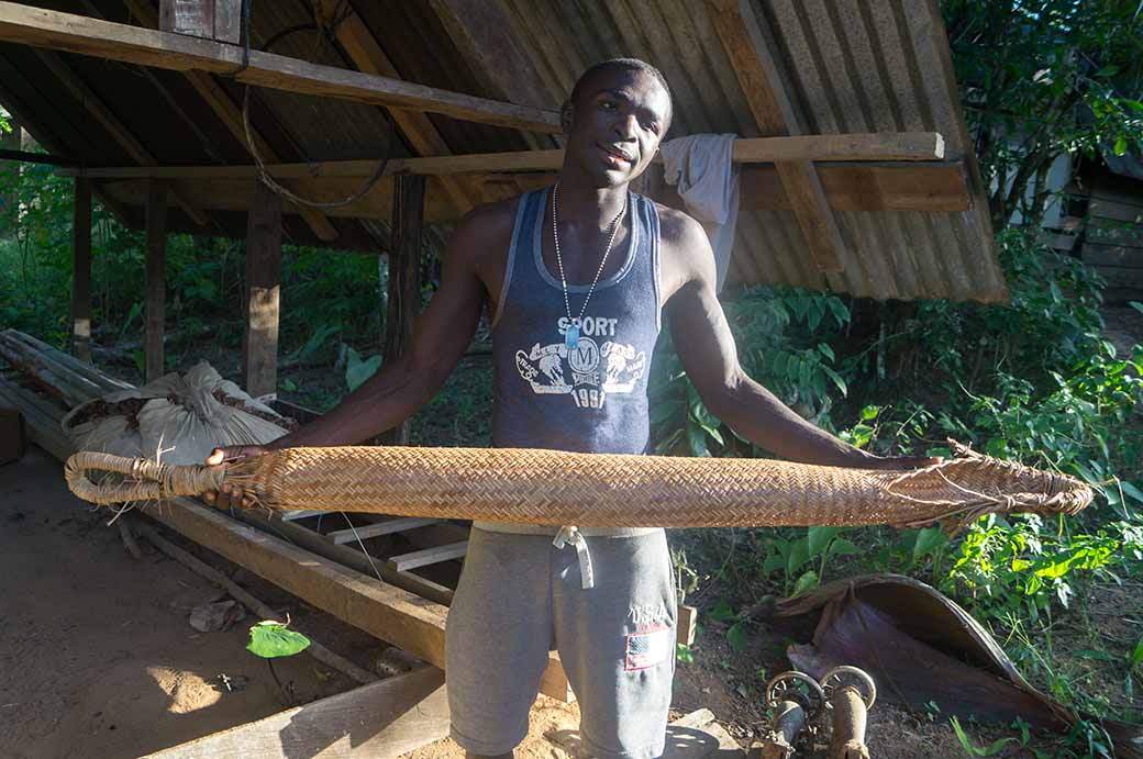 Showing manioc strainer, Gunsi