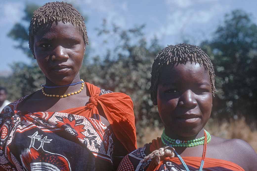 Swazi girls, Lobamba