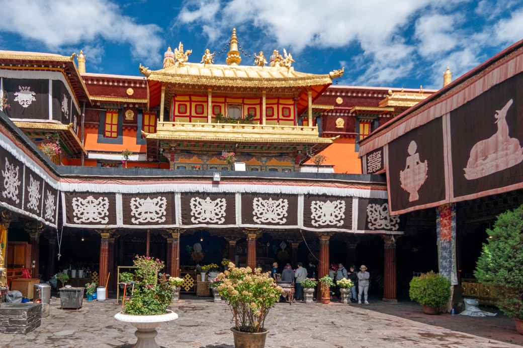 Courtyard, Jokhang temple