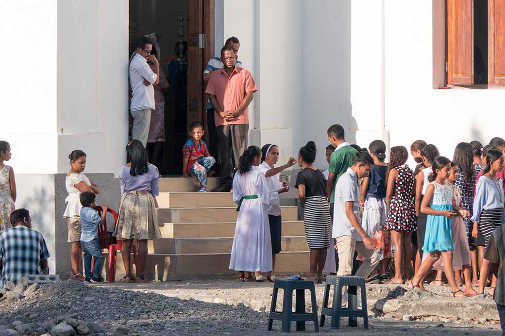 Receiving communion, Santo Antonio church