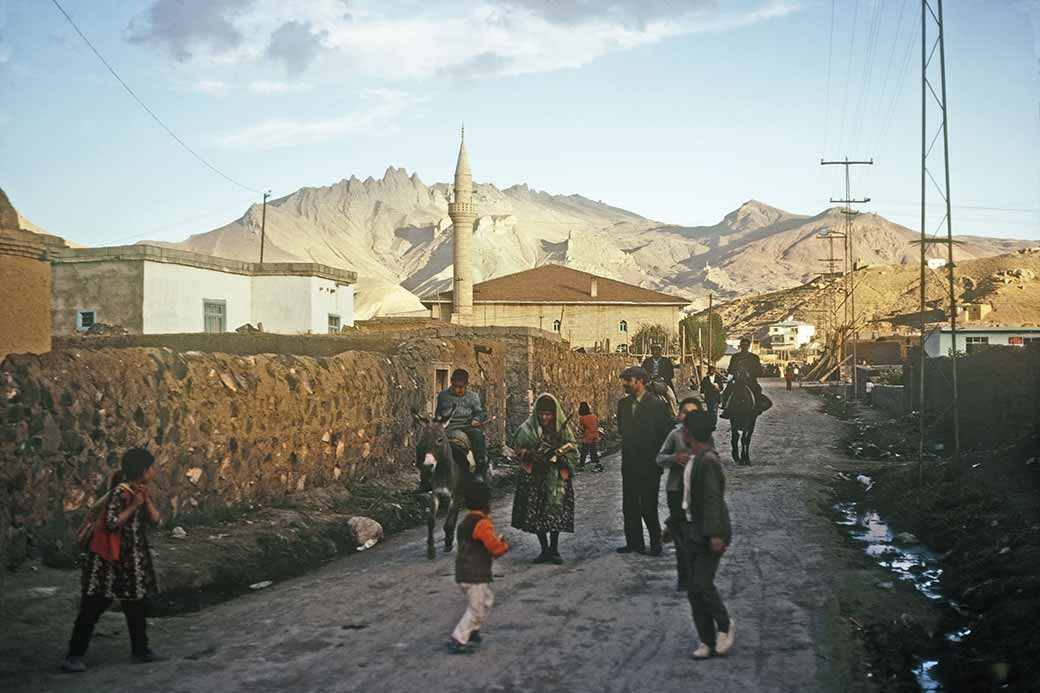 Muddy street in Doğubayazıt