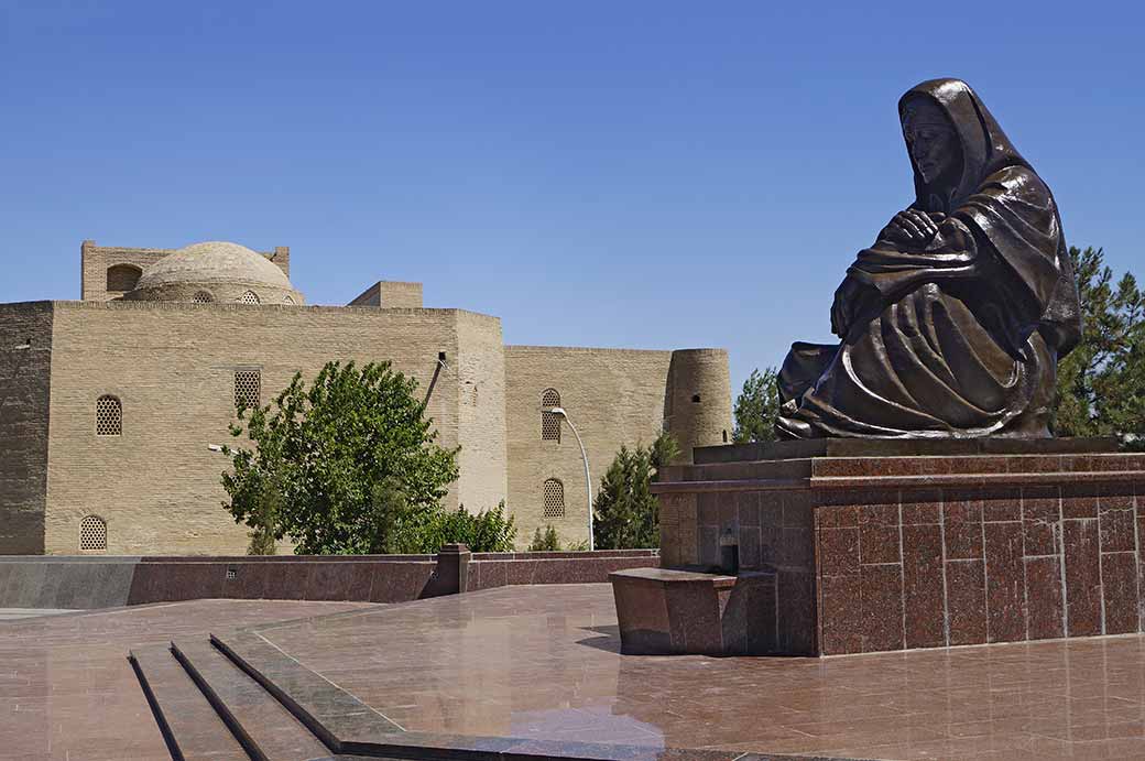 Crying mother monument