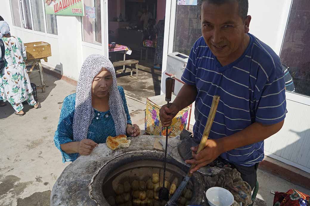 Preparing non, Qumtepa bazaar