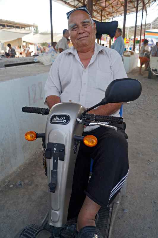 Man on a scooter, Marg'ilon