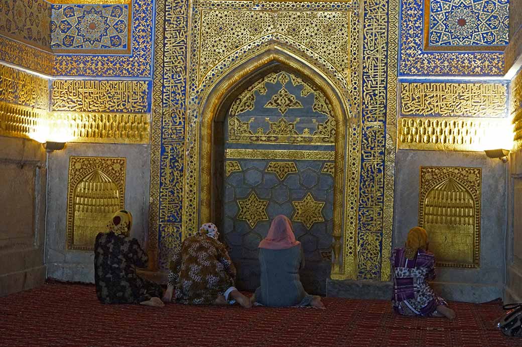 Praying in Tilya-Kori Mosque